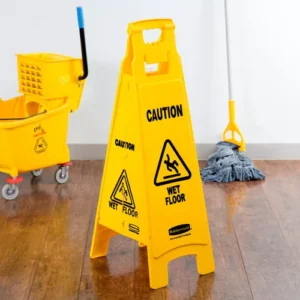 Señales de suelo mojado y espátulas